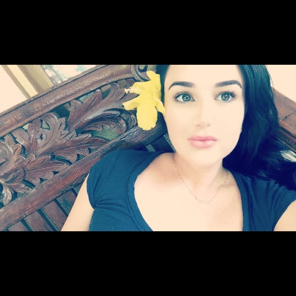 Meet your Posher, Kacee - Picture 2 of 5